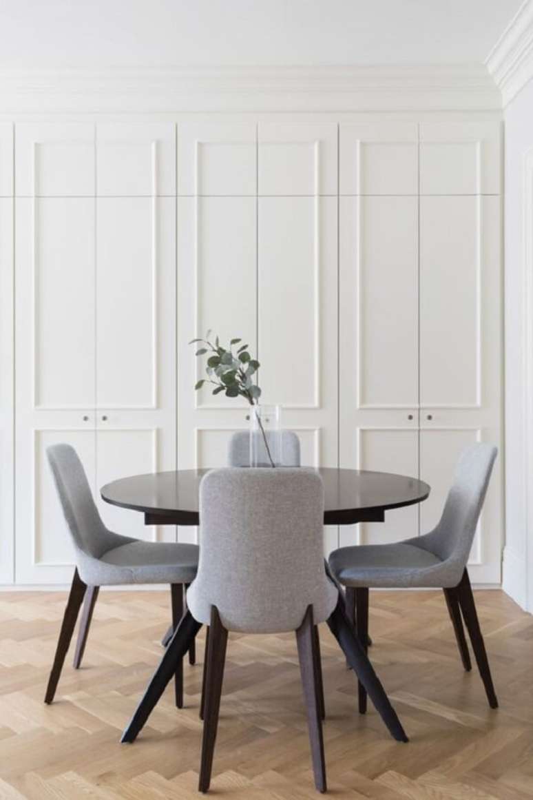 7. A boiserie sala de jantar fina e alongada deixa o espa&ccedil;o mais alto. Fonte: Ruemag