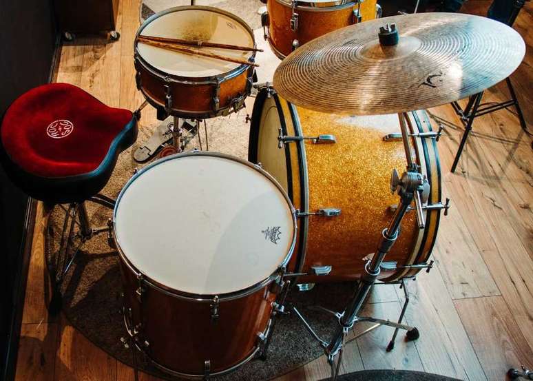 Em primeiro plano, sem baquetas, n&oacute;s temos um surdo de bateria (Foto/Pexels)