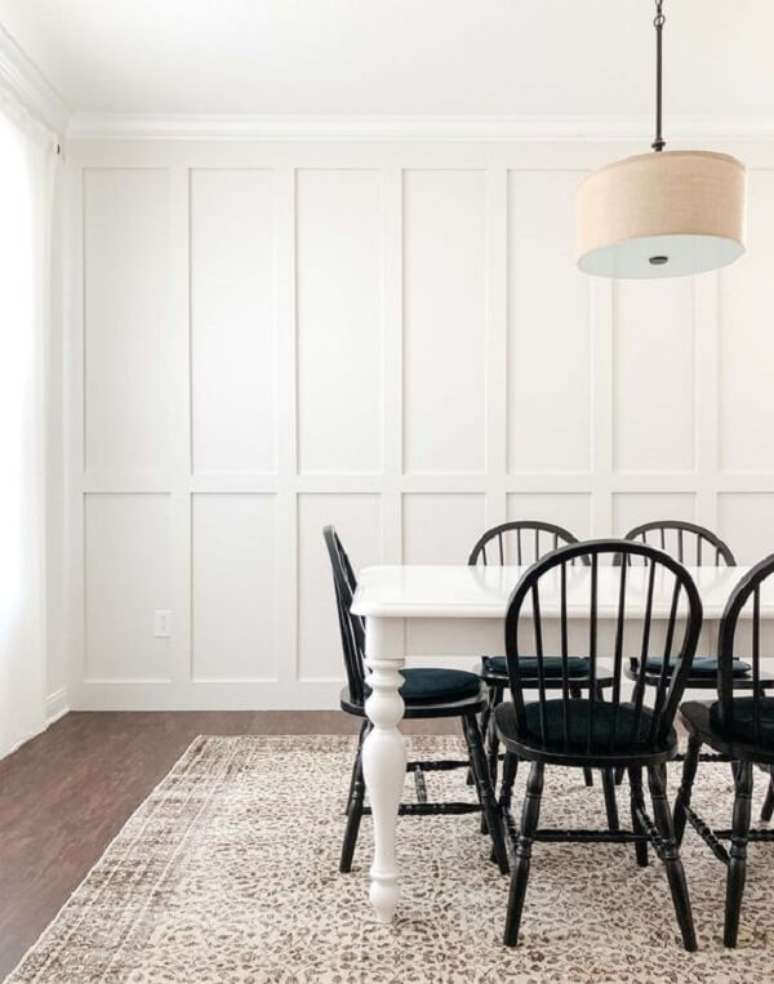 30. Boiserie sala: distribui de forma harm&ocirc;nica as molduras na prede. Fonte: Jenna Kate at Home