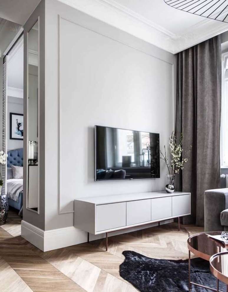 40. O boiserie sala pequena traz eleg&acirc;ncia para a decora&ccedil;&atilde;o. Fonte: Ideias Decor