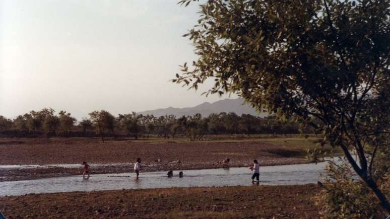 O C&oacute;rrego da Areia Branca das lembran&ccedil;as de Yu Kongjian, em fotografia de 1984