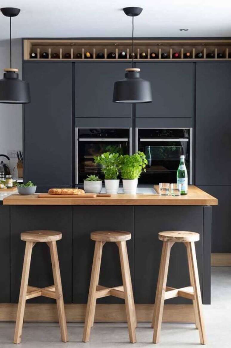 59. Decoração moderna com banco de madeira para cozinha americana preta – Foto: Architecture Art Designs