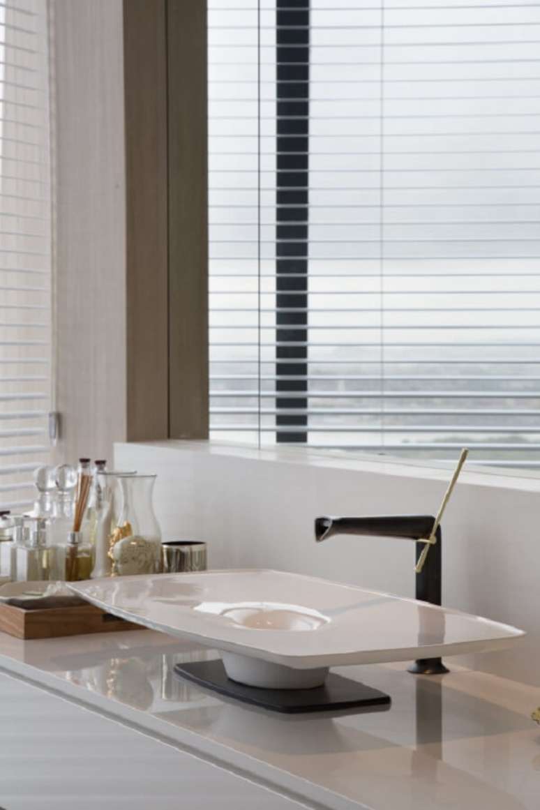 3. Torneira para lavabo preta com cuba branca de sobrepor moderna &ndash; Foto DECA