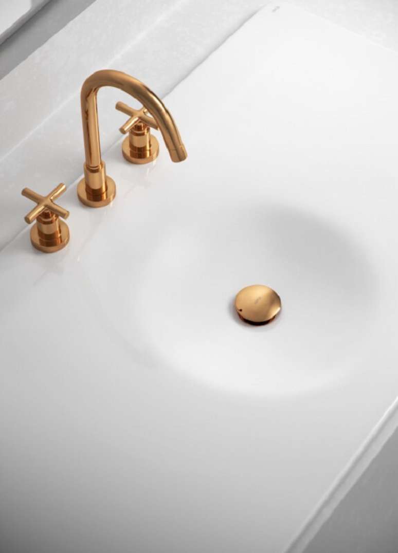 29. Torneira para lavabo rose gold na cuba branca &ndash; Foto Deca