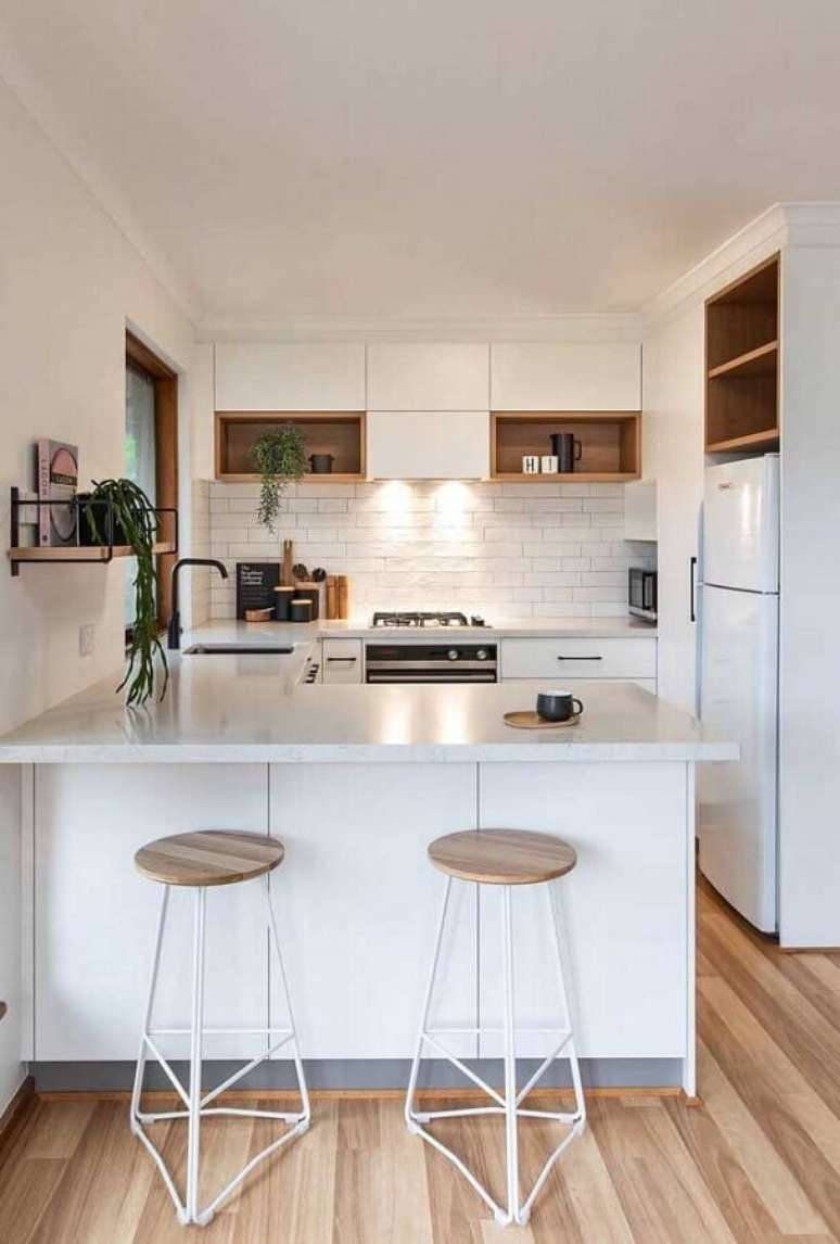 24. Banco para cozinha americana branca decorada com parede de tijolinho &ndash; Foto: Decor F&aacute;cil