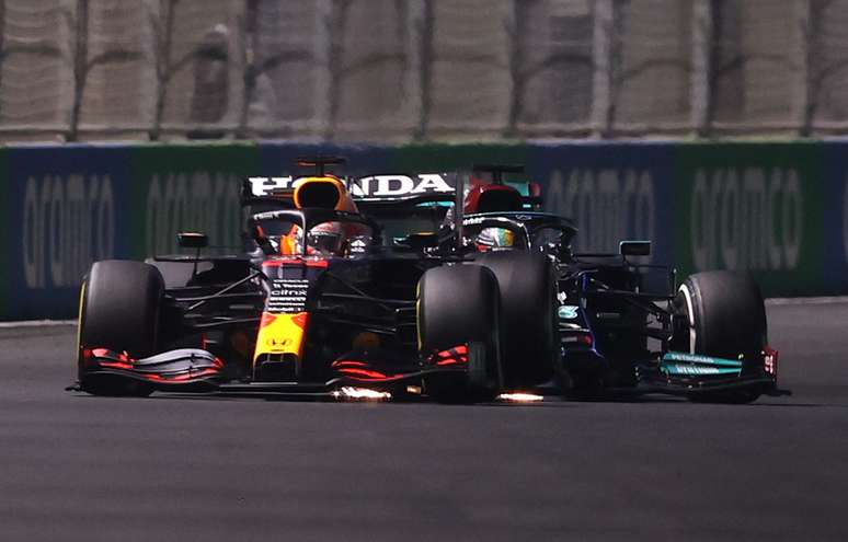O polêmico incidente que envolveu Max Verstappen e Lewis Hamilton em Jedá 