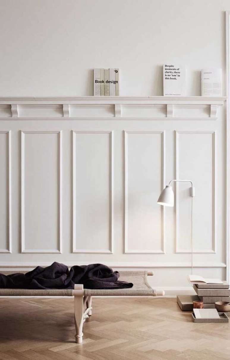 48. Voc&ecirc; pode usar a boiserie sala de estar em meia parede. Fonte: Ideias Decor