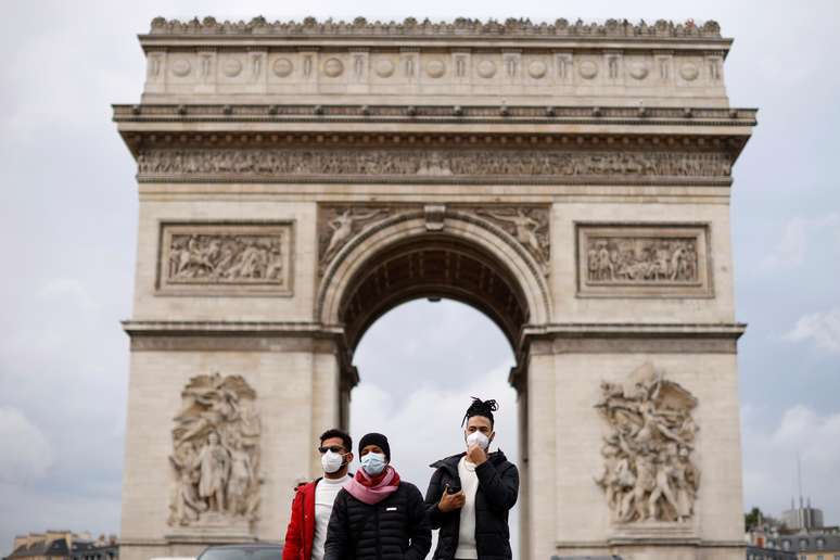 França registra disparada de hospitalizações de covid-19