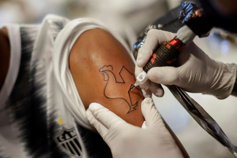 Torcedor do Atlético Mineiro faz tatuagem para comemorar título do time em Belo Horizone