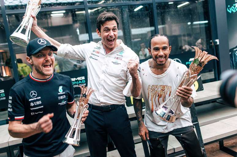 Toto Wolff vibra com vitória na Arábia Saudita ao lado de Valtteri Bottas e Lewis Hamilton 