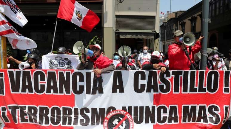 Em Lima, oponentes de Castillo pedem sua 'vacancia'
