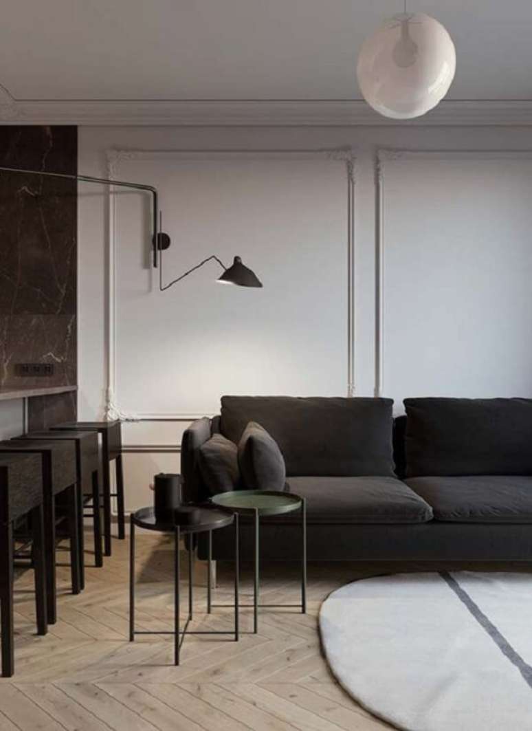 45. Sala com boiserie cl&aacute;ssica conta com arabescos. Fonte: Decor F&aacute;cil