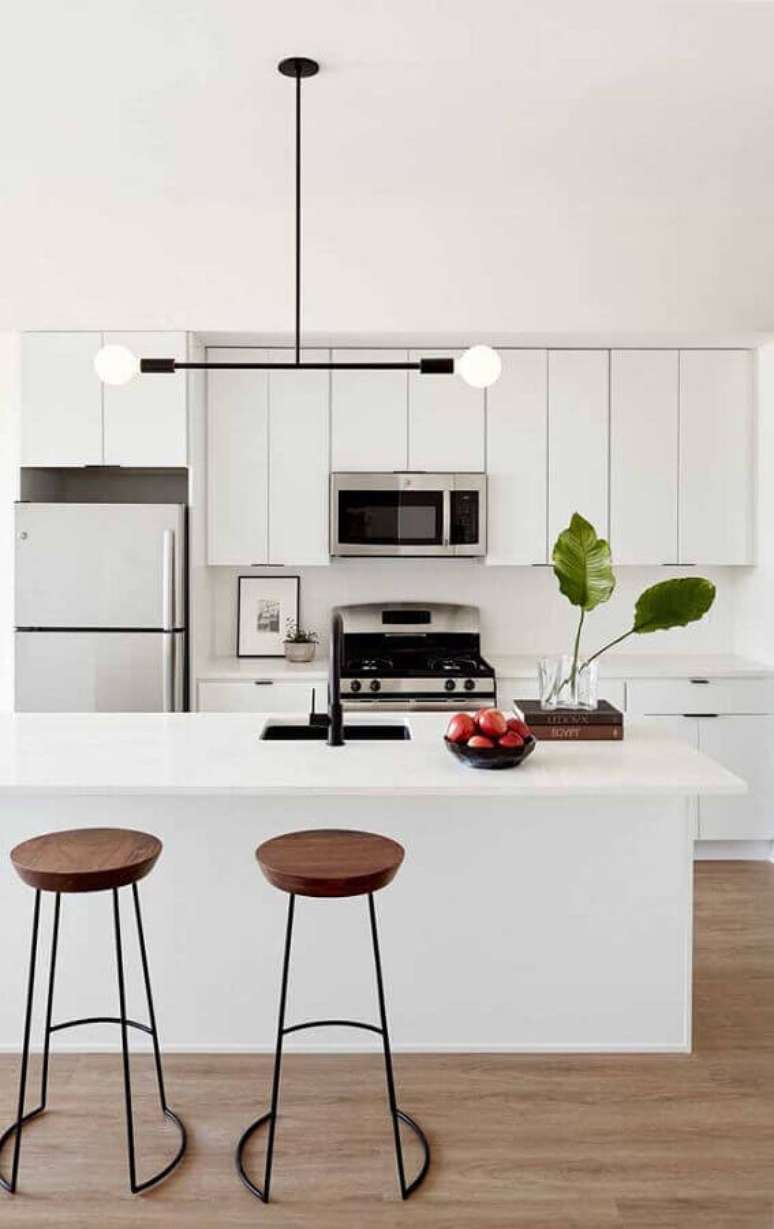23. Banco para cozinha americana branca decorada com lumin&aacute;ria moderna &ndash; Foto: Houzz