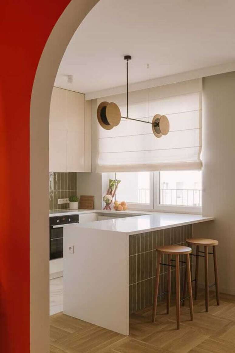 16. Banco de madeira para cozinha americana decorada em cores neutras – Foto: Decor Fácil