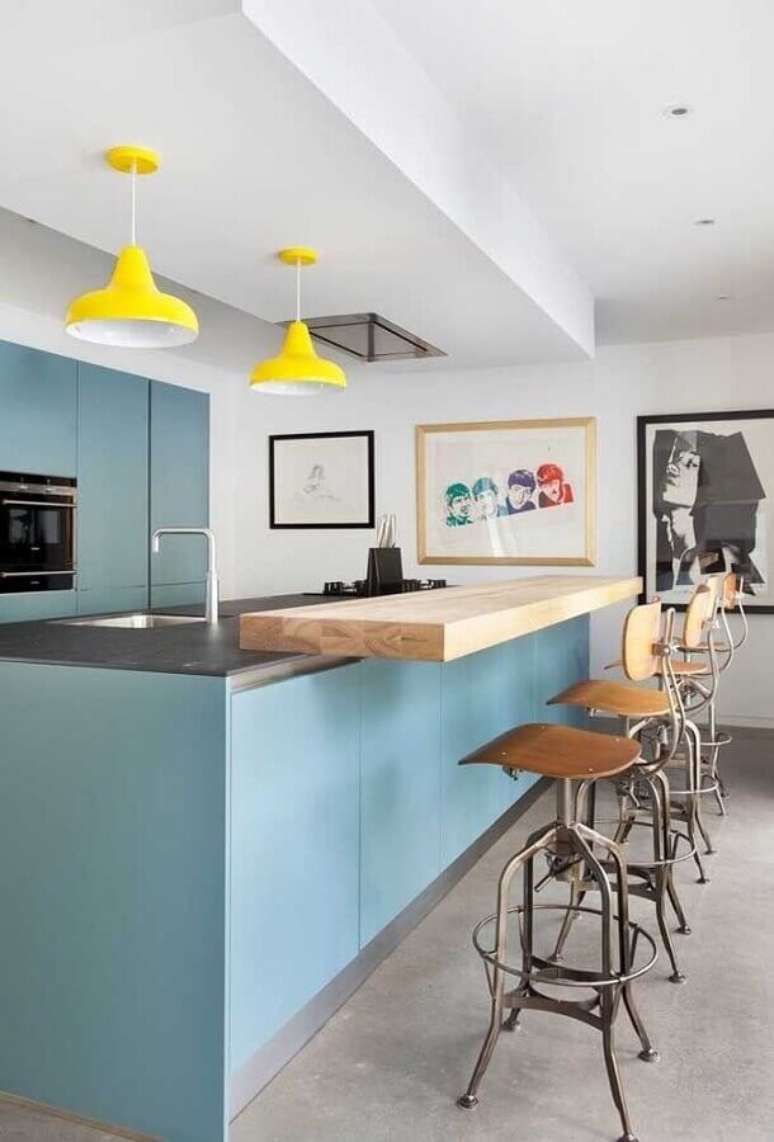 20. Banco para cozinha americana azul decorada com bancada de madeira – Foto: Apartment Therapy