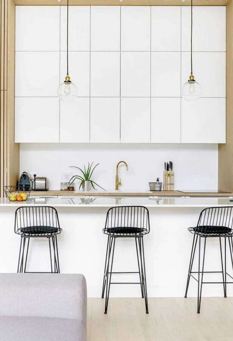 39. Decora&ccedil;&atilde;o com banco alto para cozinha americana branca moderna &ndash; Foto: Apartment Therapy