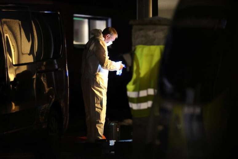 Perito forense coleta evidências na parte de fora da casa de uma família após polícia encontrar dois adultos e três crianças mortos em Berlim, na Alemanha
04/12/2021 REUTERS/Christian Mang