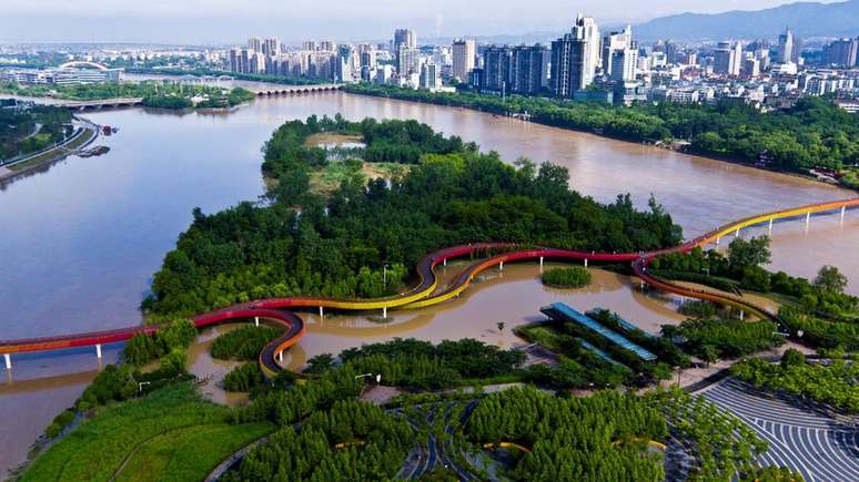 Rio Wujiang em Zhejiang, na China, com as margens recentemente reformadas
