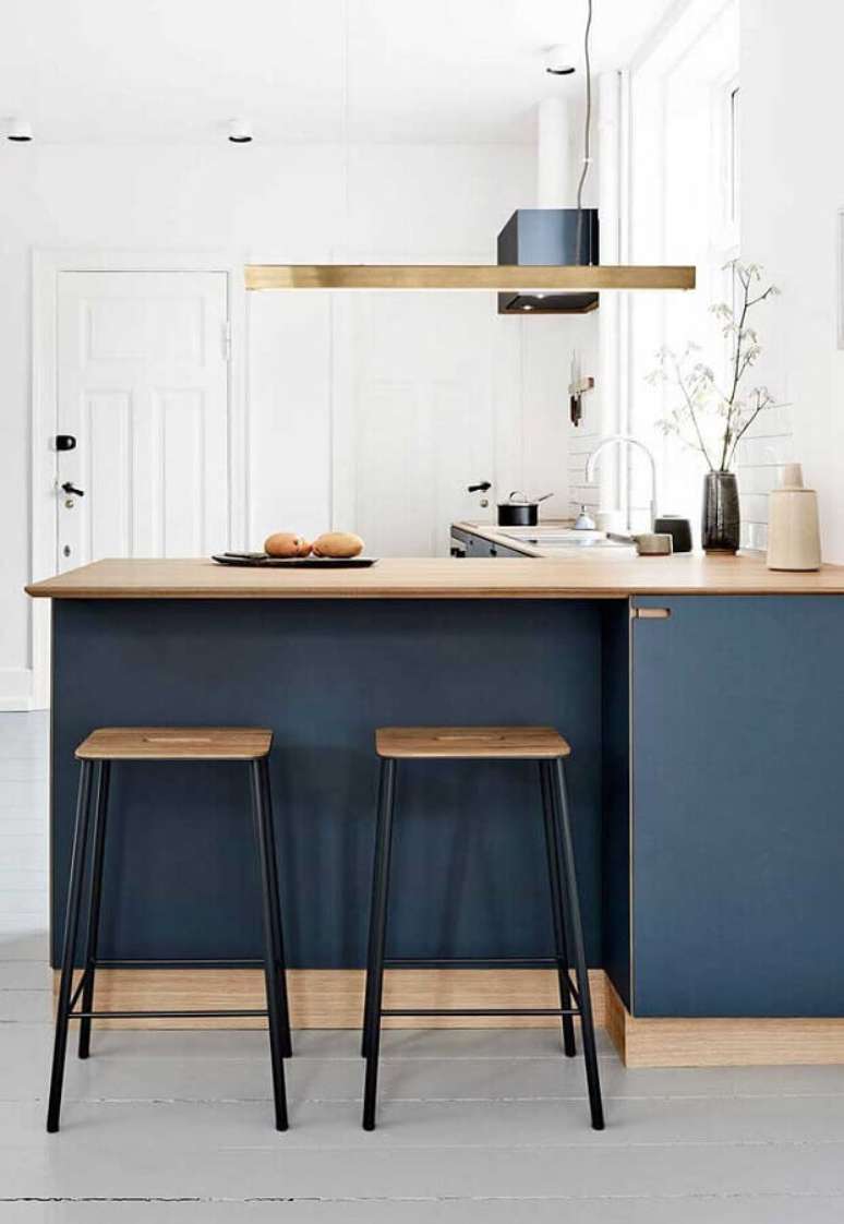 42. Decoração com banco para cozinha americana azul e branca – Foto: Home Fashion Trend