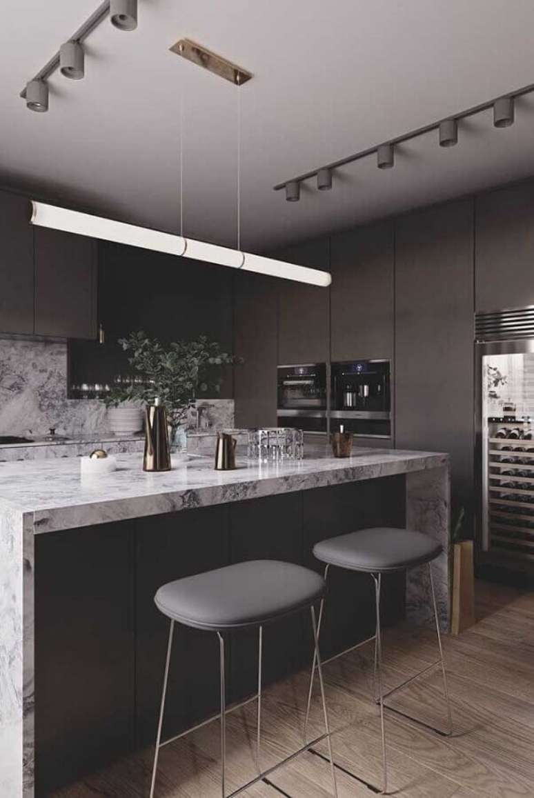 35. Banco para cozinha americana preta moderna decorada com ilha de mármore – Foto: Behance