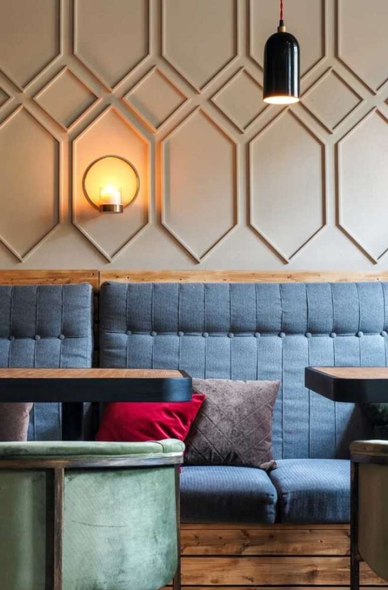 24. Boiserie sala de esta: inove na decora&ccedil;&atilde;o e use boiserie em formatos geom&eacute;tricos. Fonte: Ideias Decor