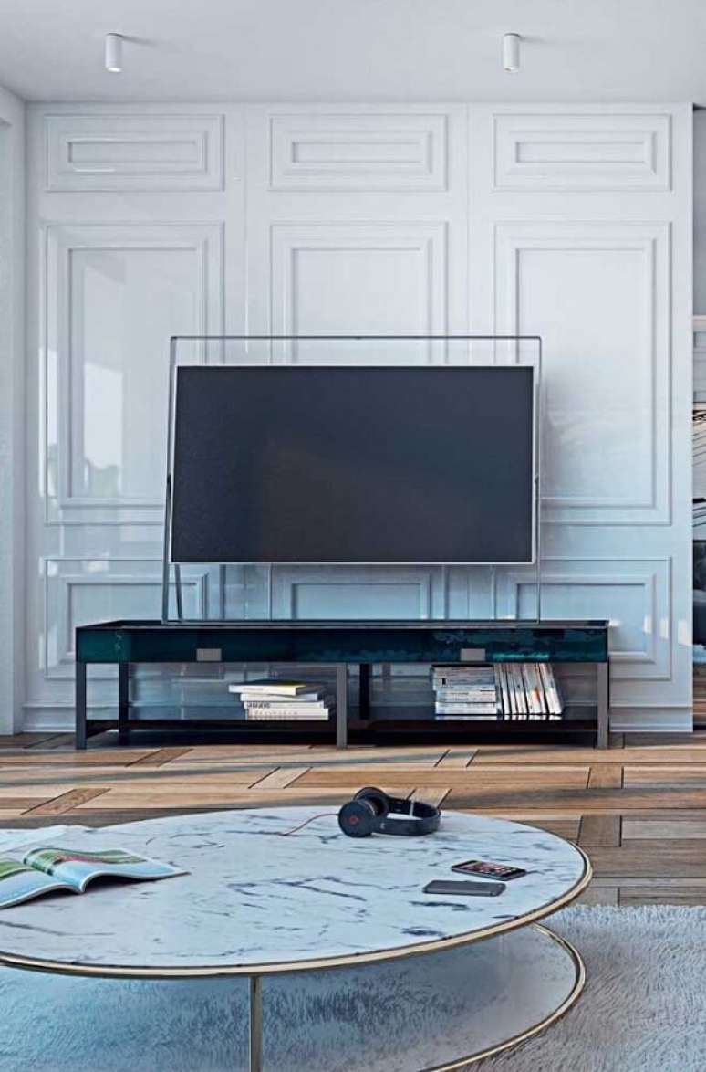 26. Boiserie sala de TV: invista em uma ilumina&ccedil;&atilde;o especial para destacar a moldura na parede. Fonte: Ideias Decor