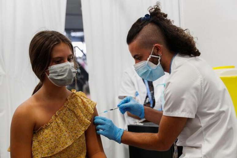 Menina de 12 anos recebe dose da vacina contra a Covid-19 da Pfizer em Barcelona, na Espanha
04/08/2021 REUTERS/ Albert Gea