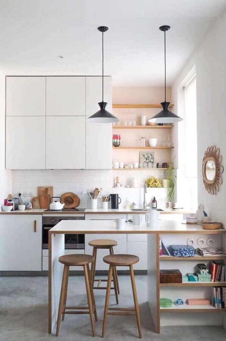 19. Banco de madeira para cozinha americana simples decorada com arm&aacute;rios brancos &ndash; Foto: Decor F&aacute;cil