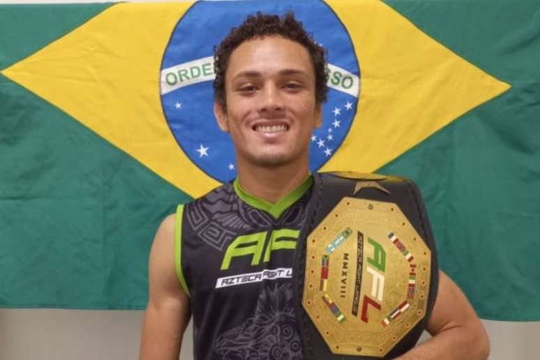 Igor Siqueira finalizou seu adversário e manteve o cinturão peso-mosca do evento (Foto: arquivo pessoal)
