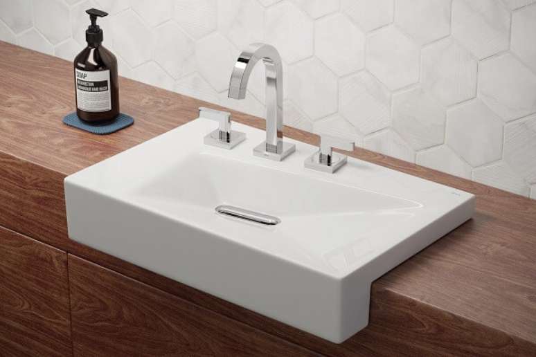 11. Cuba quadrada com torneira para lavabo prata e bancada de madeira &ndash; Foto DECA