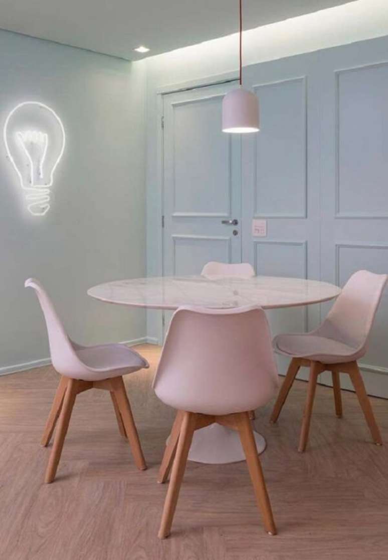 47. Tons past&eacute;is e boiserie sala de jantar completam o d&eacute;cor. Fonte: Decor F&aacute;cil