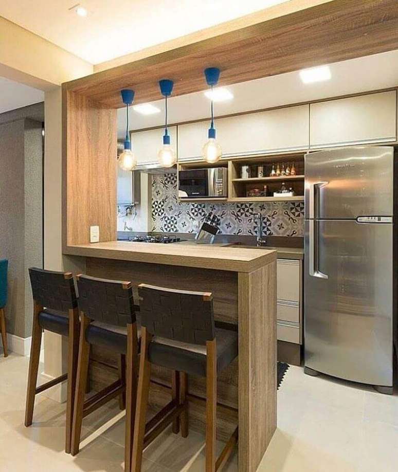 6. Banco alto para cozinha americana decorada com bancada de madeira – Foto: Dicas Decor