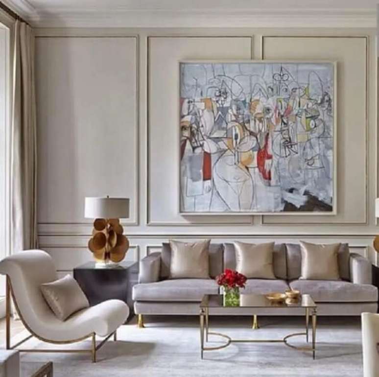 27. Boiserie sala ganhou pintura em tons neutros. Fonte: Lolaf&aacute;