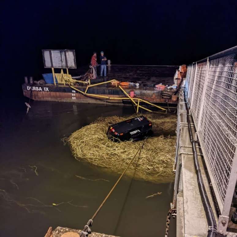 veículos desgovernado caiu no mar.