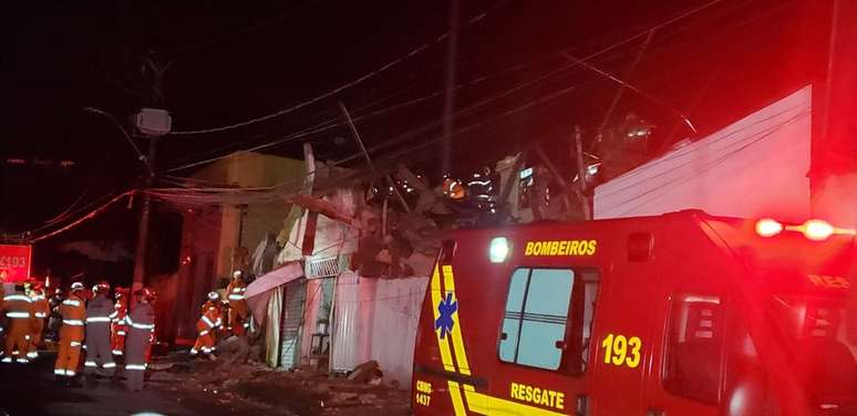 Bombeiros trabalham no resgate de vítimas