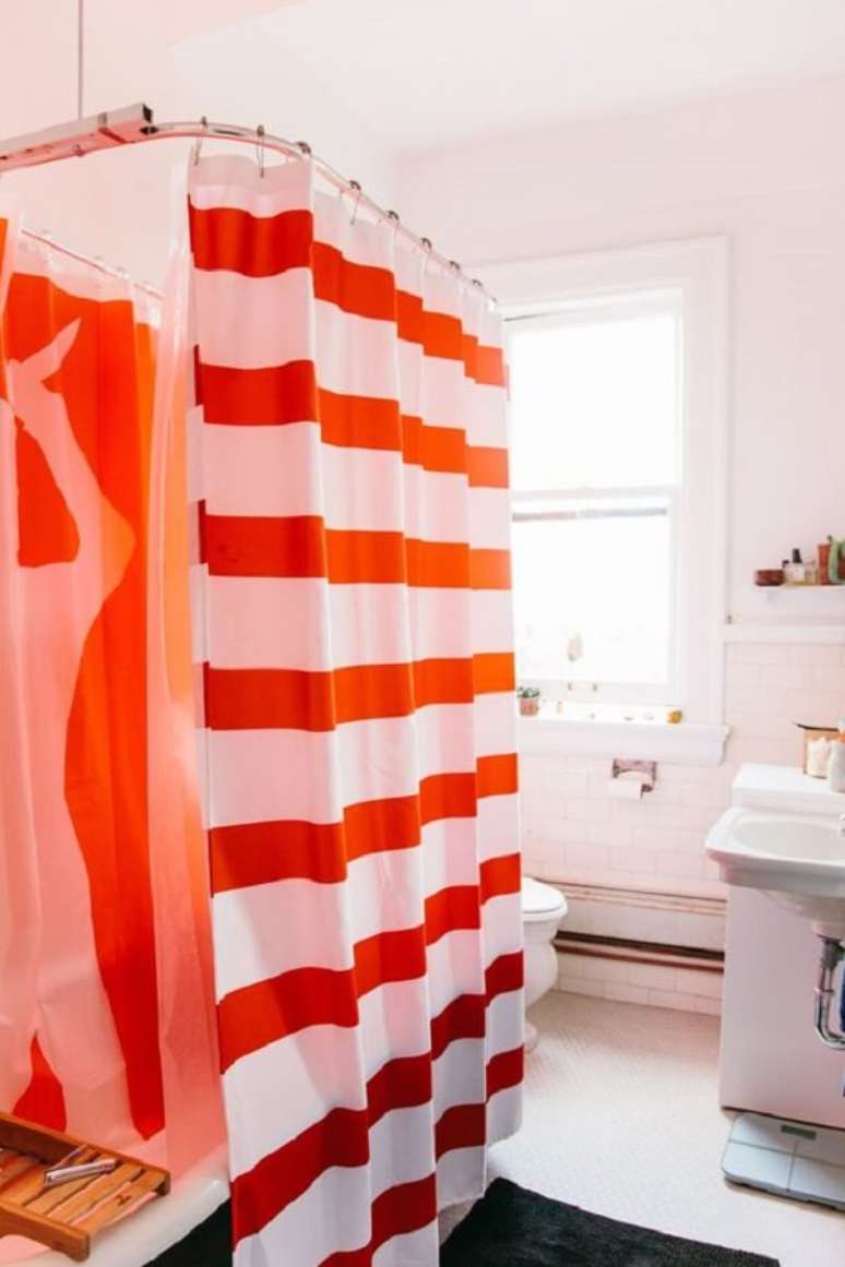 27. As cortinas de box precisam de varões para serem sustentadas. Fonte: Apartment Therapy