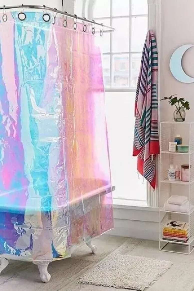 39. Inove no décor e use uma cortina para box de banheiro diferenciada. Fonte: Locotovie