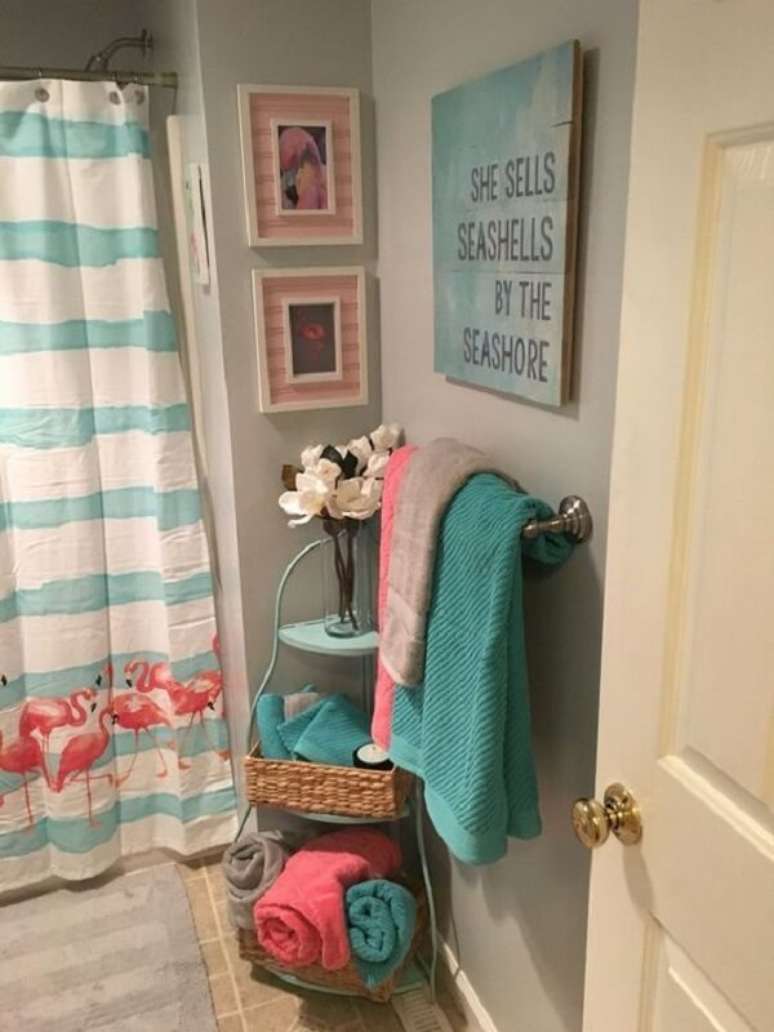 41. Modelo de cortina para box de banheiro com estampa de flamingos. Fonte: Of Life & Lisa