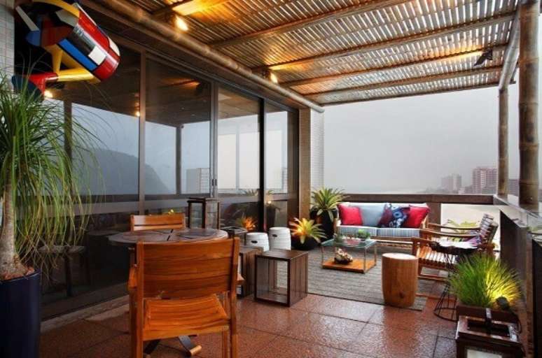 26. Sacada com pergolado de madeira &ndash; Foto Casa Vogue