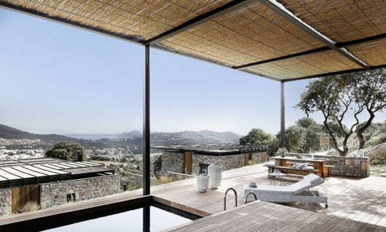 42. &Aacute;rea externa com pergolado de bambu &ndash; Foto Dekostile