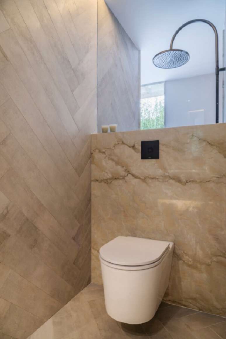 17. Banheiro com tipos de chuveiro inox &ndash; Foto Sandra Moura