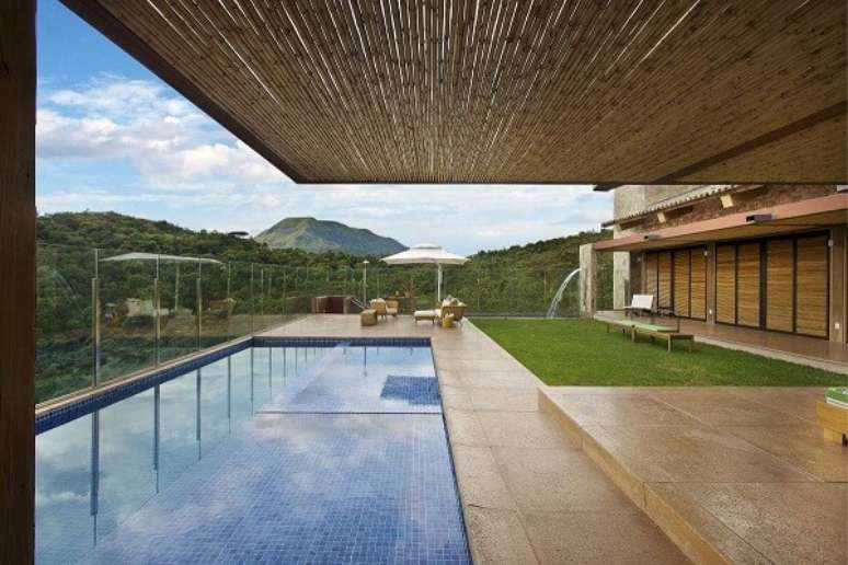 21. Piscina coberta pelo pergolado de bambu &ndash; Foto Archdaily