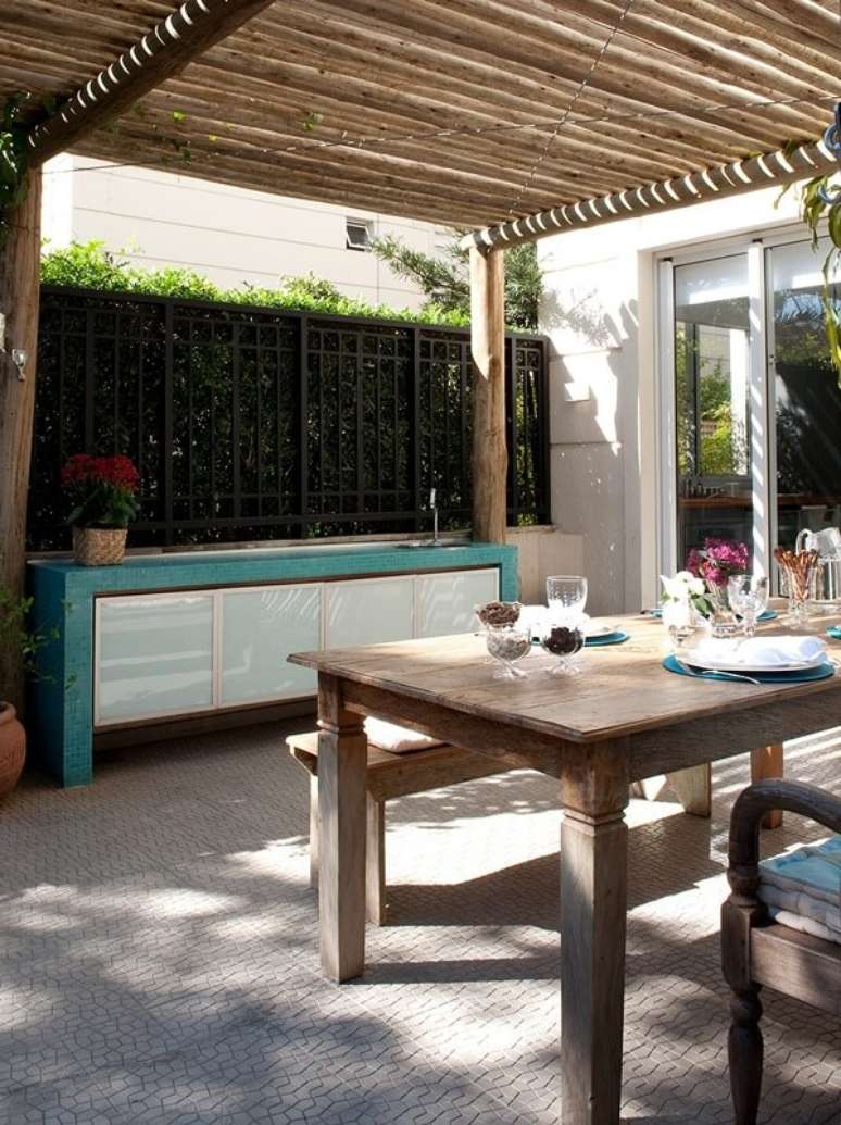 60. Pergolado de bambu e madeira no quintal pequeno &ndash; Foto Decor Facil