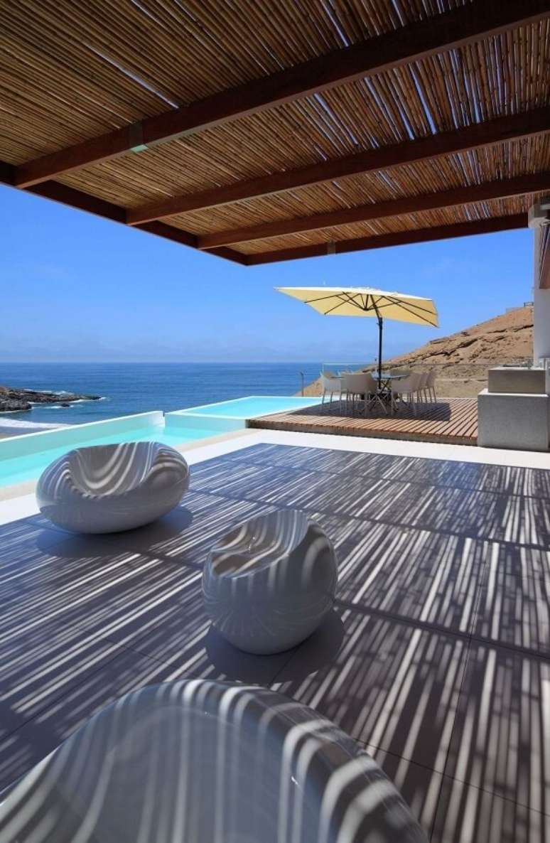 22. Piscina coberta por pergolado de bambu &ndash; Foto Architizer