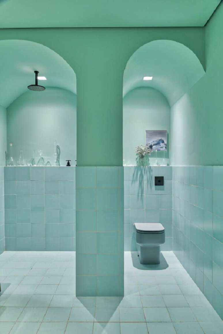 8. Tipos de chuveiro para banheiro moderno nas cores verde e azul – Foto Leo Shehtman