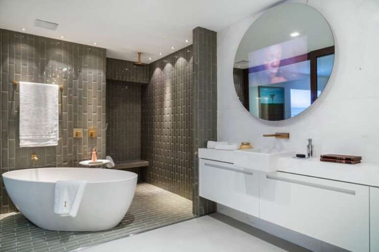 27. Banheiro moderno com tipos de chuveiro de teto e banheira chique – Foto In Town Arquitetura