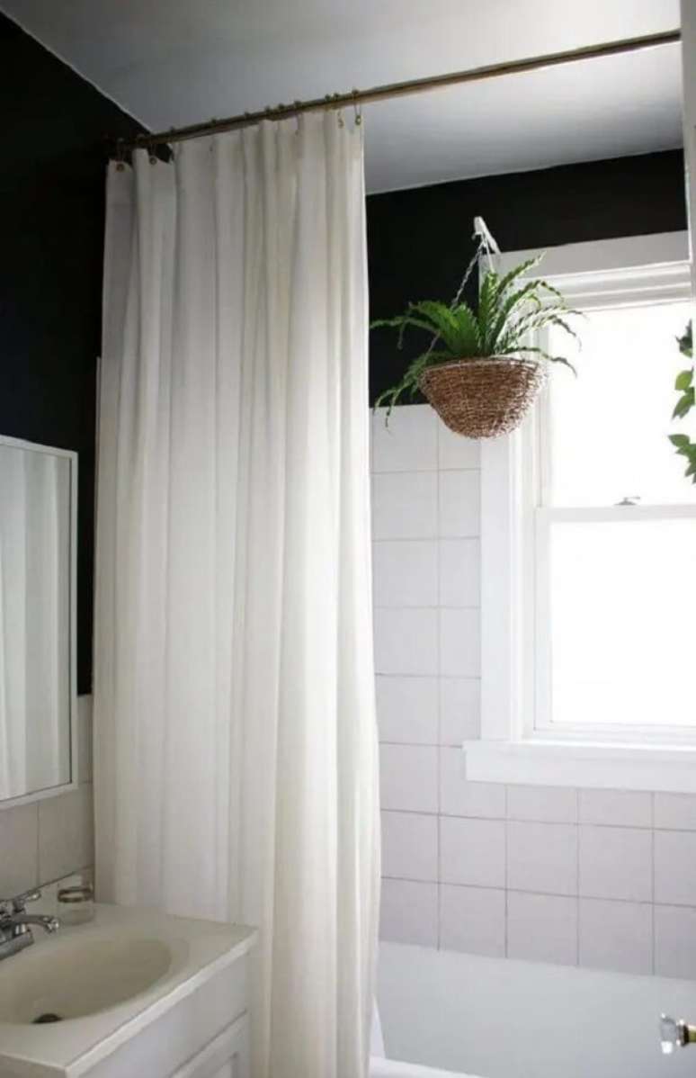 18. A cortina para box de banheiro com varão pode ser neutra e simples. Fonte: Design Modern