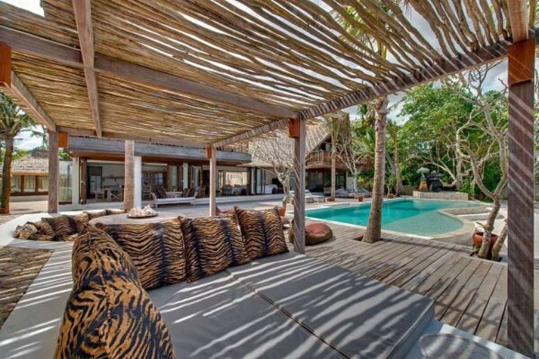36. &Aacute;rea da piscina com pergolado de bambu &ndash; Foto Villaway
