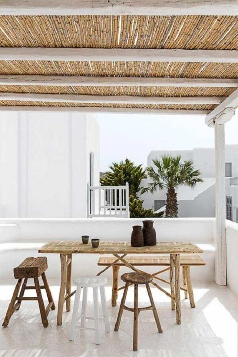 53. Pergolado com cobertura de bambu na varanda &ndash; Foto Casa Tres Chic