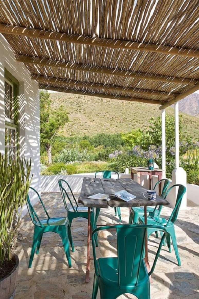 57. Pergolado de bambu com mesa de jantar e cadeira verde &ndash; Foto Honestly wtf
